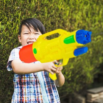 XXL VODNA PI&Scaron;TOLA - SUPER SOAKER VODNA PI&Scaron;TOLA - MERE: 63.5 x 10 x 26 CM - VODNA PI&Scaron;TOLA Z DVOJNIM STRELOM (1 kos)