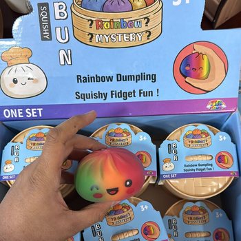 RAGE - RAINBOW Squishy Bun Dumplings VELIKI (8.5 x 8.5 x 4.8 Cm) - Viralna Igrača 2026 (12 kos)