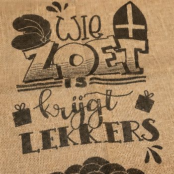VELIKA JUTASTA VREČA SINTERKLAAS - Z NALPISOM: WIE ZOET IS KRIJGT LEKKERS - Pribl. 60 x 100 cm (1 kos)