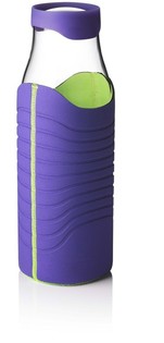 MENU - Dizajnerski Vrč za Vodo s Silikonskim Pokrovom in Neoprenskim Ovratnikom 1L 25cm (1 kos)